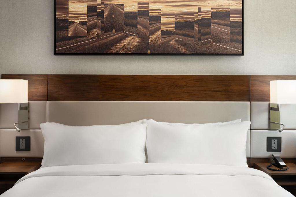 Postel nebo postele na pokoji v ubytování AC Hotel by Marriott Austin-University
