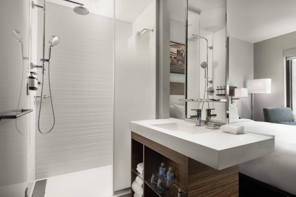 Koupelna v ubytování AC Hotel by Marriott Austin-University