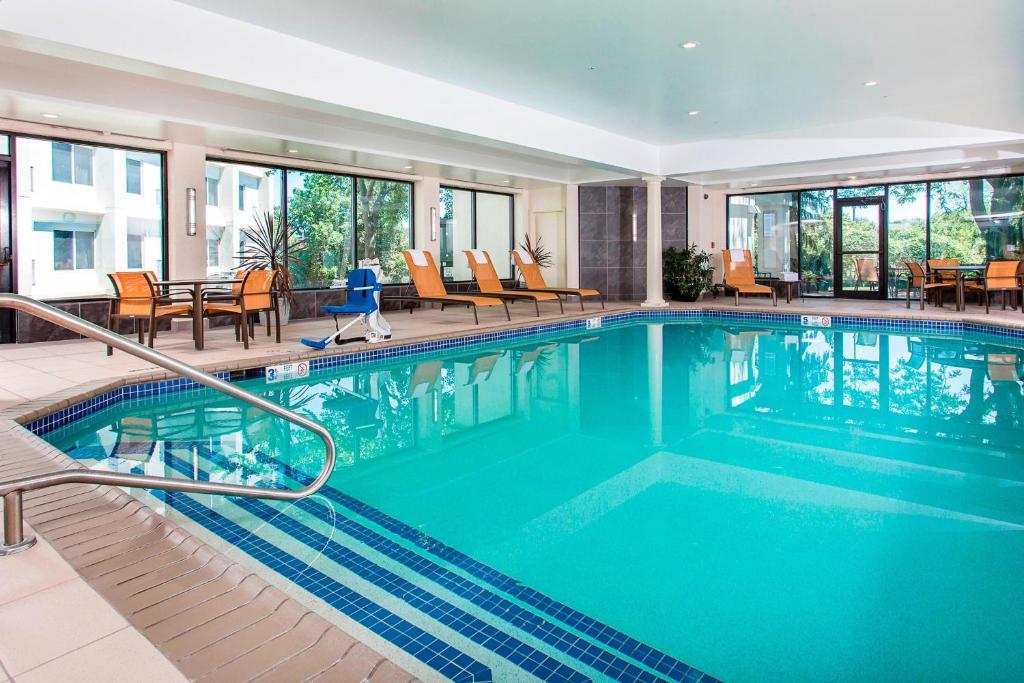 une piscine d'eau bleue dans un hôtel dans l'établissement Rochester Airport Marriott, à Rochester