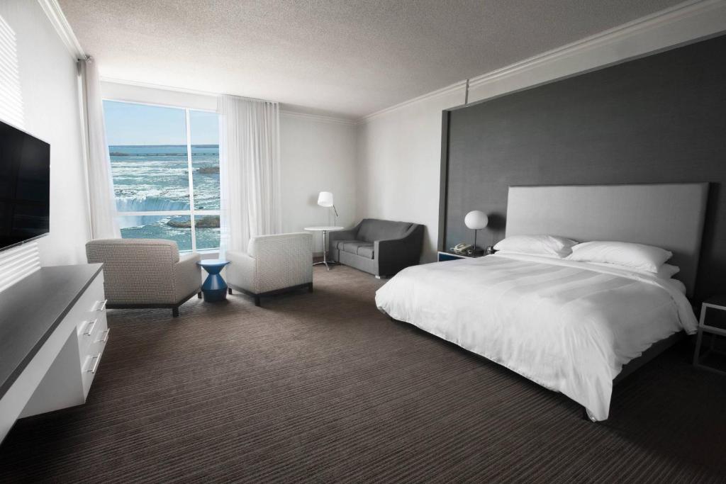 Postel nebo postele na pokoji v ubytování Niagara Falls Marriott on the Falls