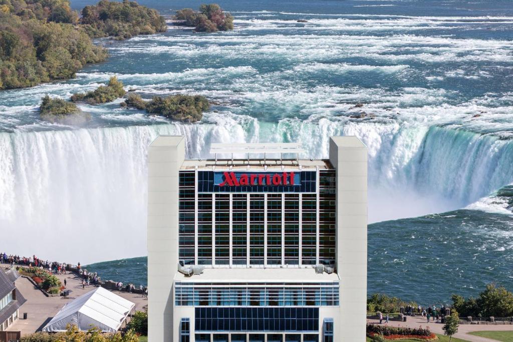 uma representação do hotel americano em Niagara Falls em Niagara Falls Marriott on the Falls em Cataratas do Niágara
