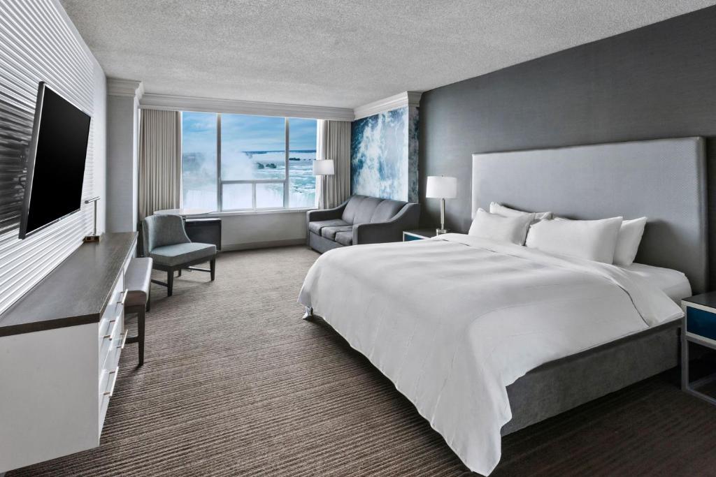 Postel nebo postele na pokoji v ubytování Niagara Falls Marriott on the Falls