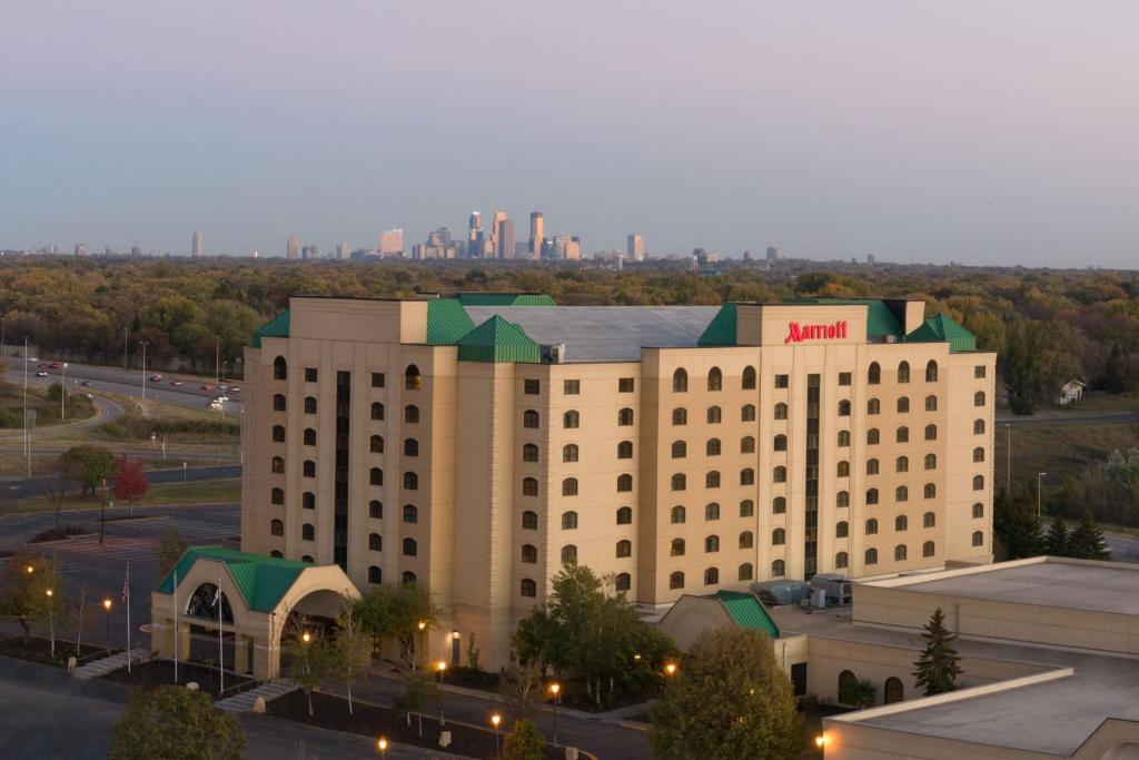 un edificio de hotel con una ciudad en el fondo en Minneapolis Marriott Northwest en Brooklyn Park