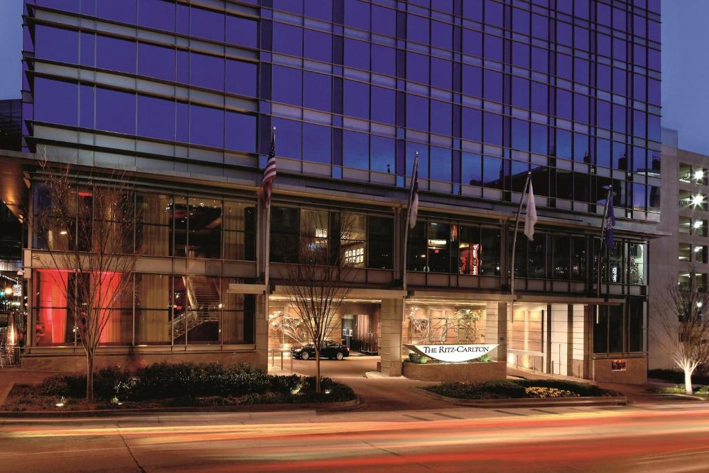 um edifício de vidro alto com uma rua em frente em The Ritz-Carlton, Charlotte em Charlotte