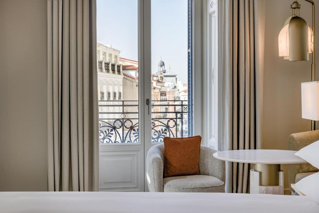 Postel nebo postele na pokoji v ubytování JW Marriott Hotel Madrid