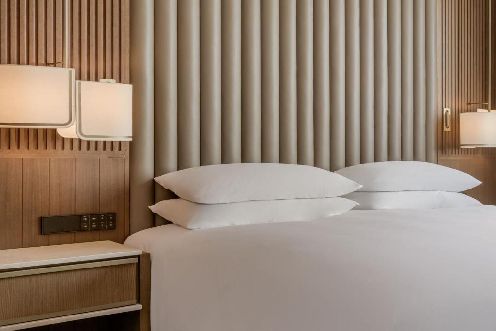 Postel nebo postele na pokoji v ubytování JW Marriott Hotel Madrid