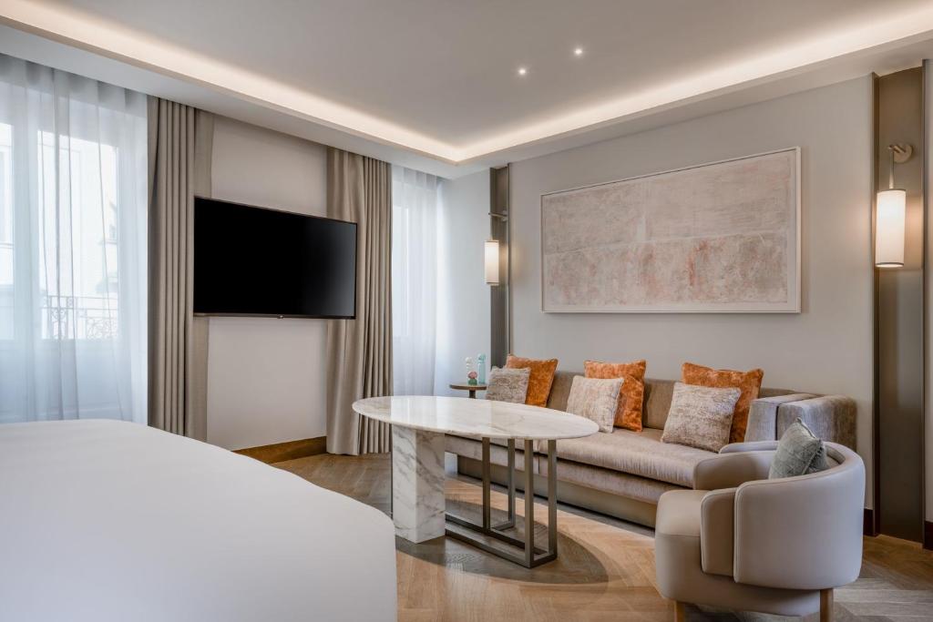 TV a/nebo společenská místnost v ubytování JW Marriott Hotel Madrid