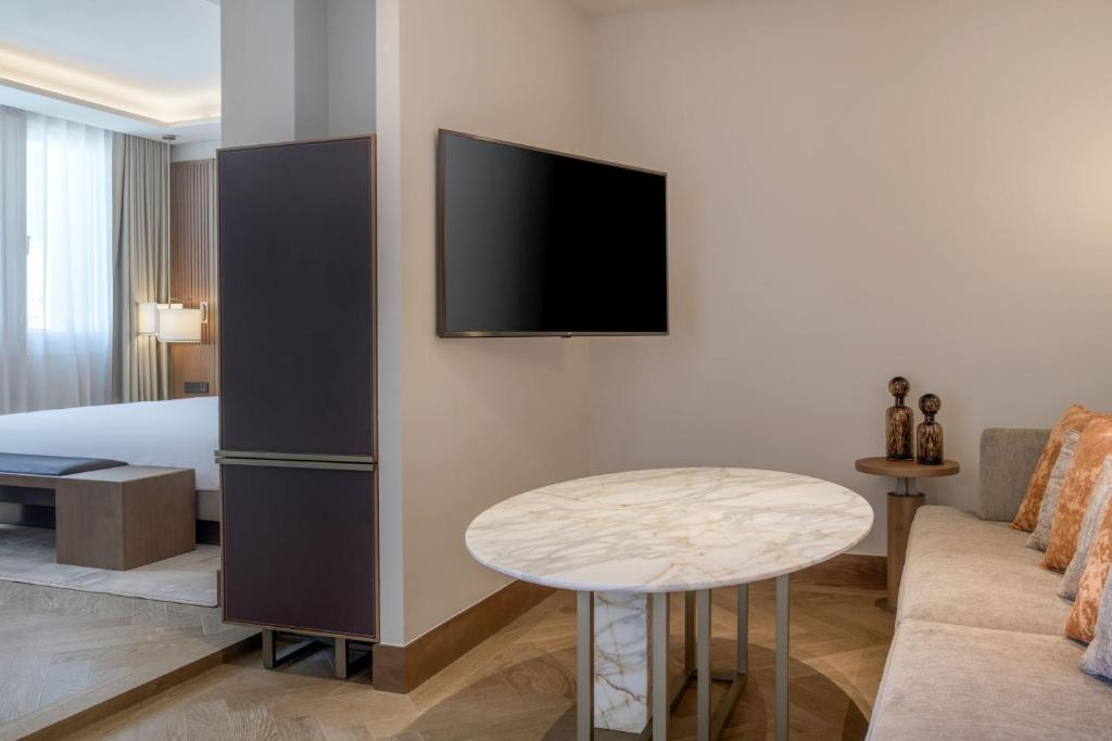TV a/nebo společenská místnost v ubytování JW Marriott Hotel Madrid