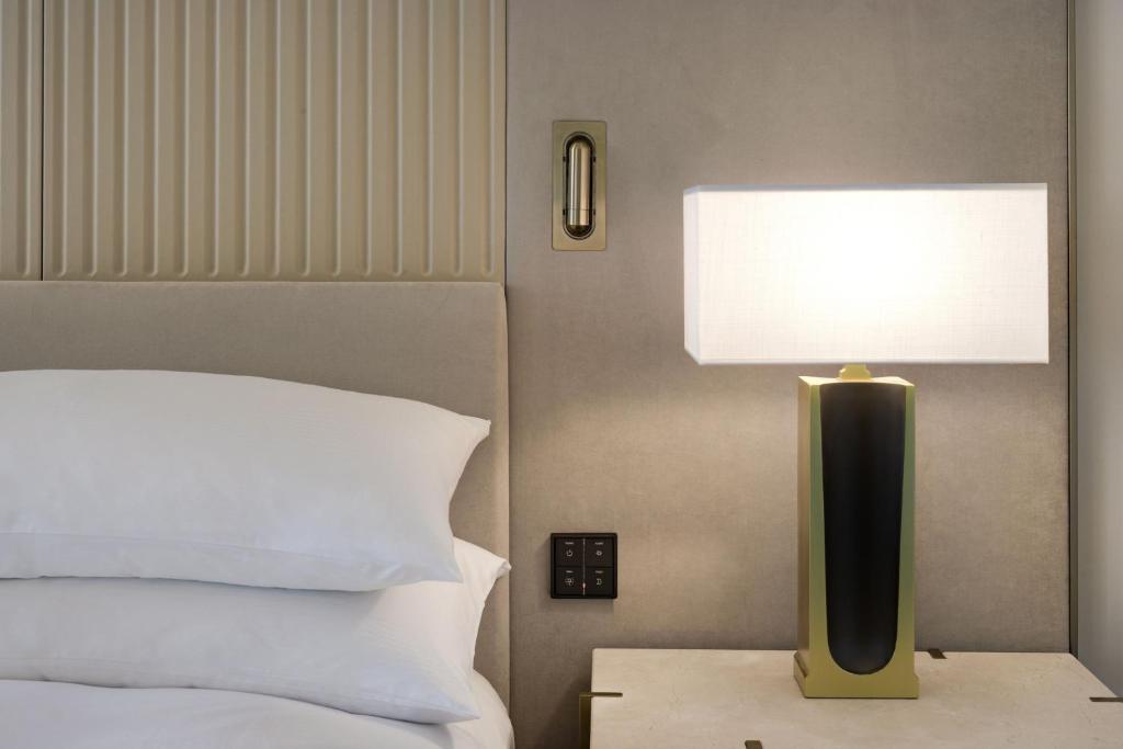 Postel nebo postele na pokoji v ubytování JW Marriott Hotel Madrid