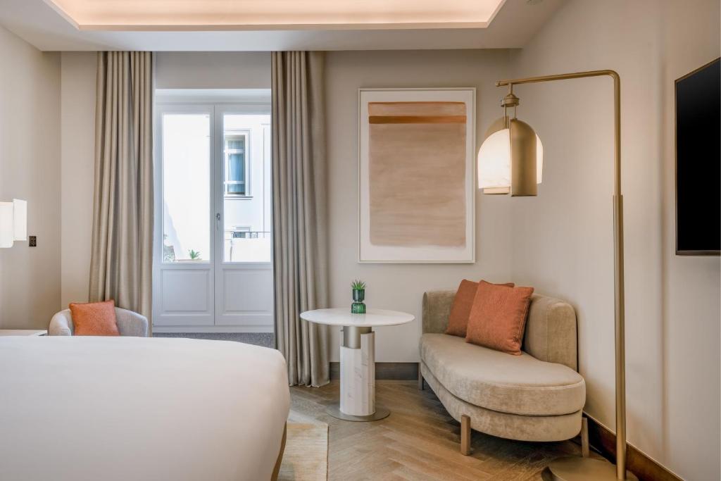Postel nebo postele na pokoji v ubytování JW Marriott Hotel Madrid