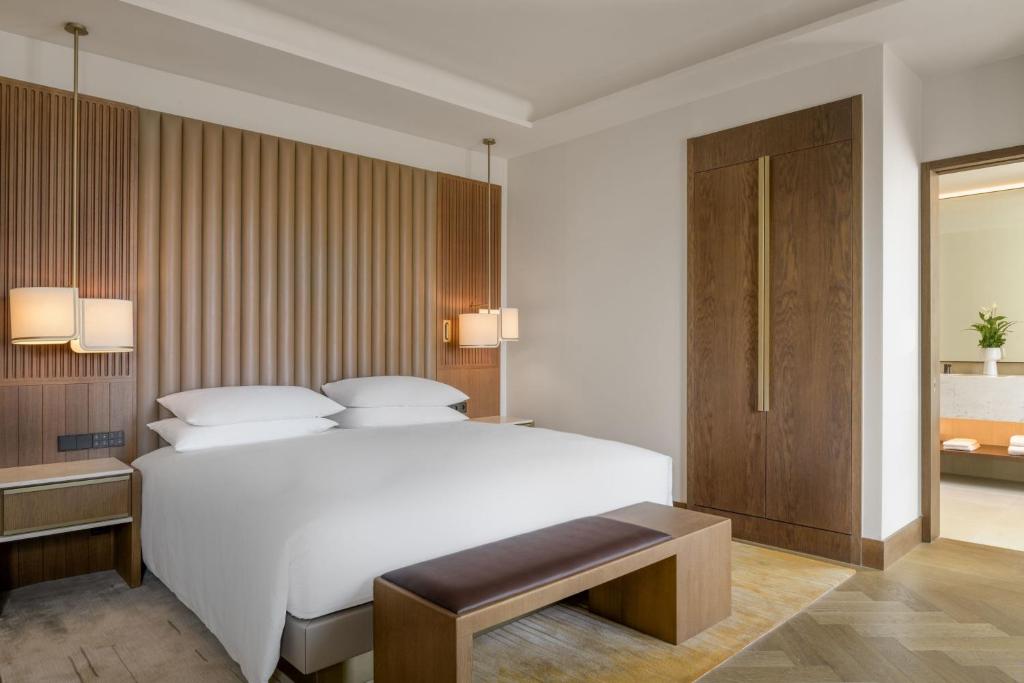 Postel nebo postele na pokoji v ubytování JW Marriott Hotel Madrid
