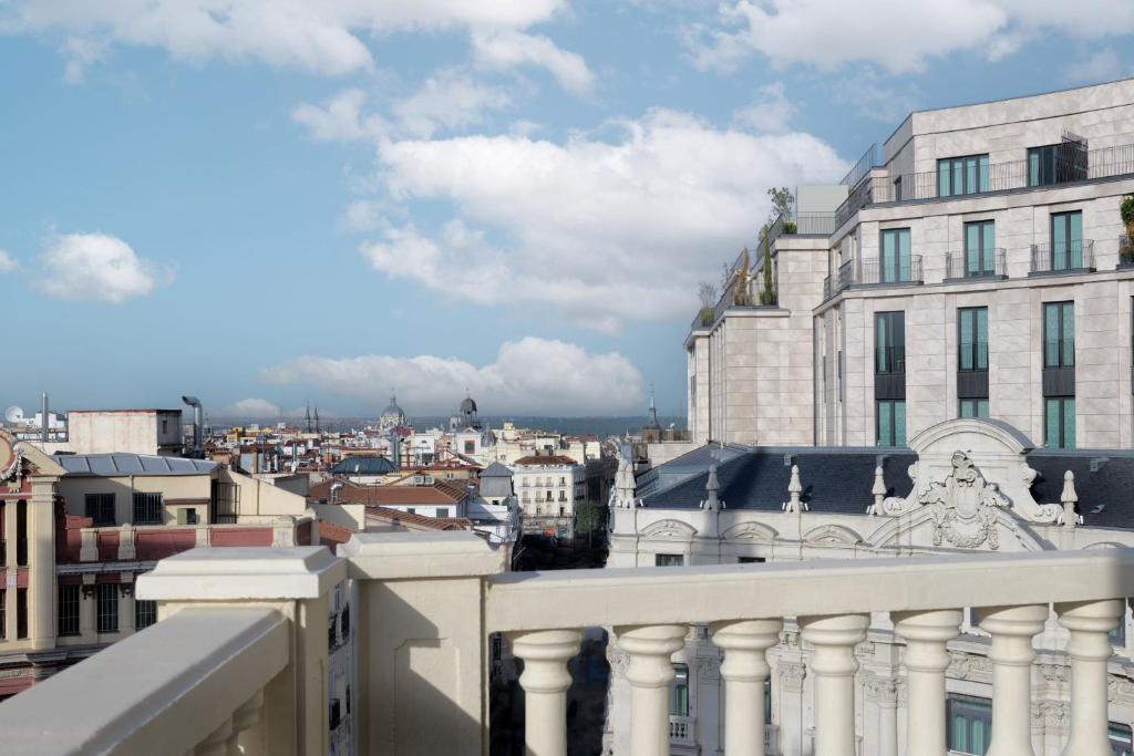 Nespecifikovaný výhled na destinaci Madrid nebo výhled na město při pohledu z hotelu