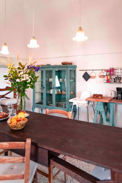 a kitchen with a table with a bowl of fruit at Masseria Spina Resort in Monopoli