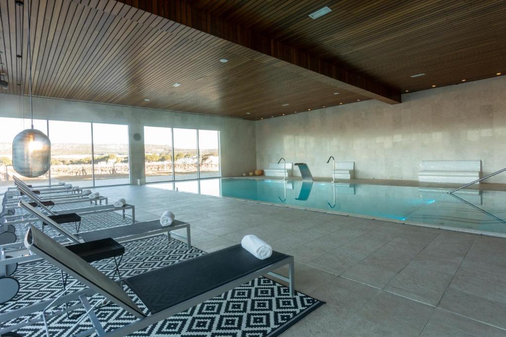 Bazén v ubytování Hotel & Spa Arzuaga nebo v jeho okolí