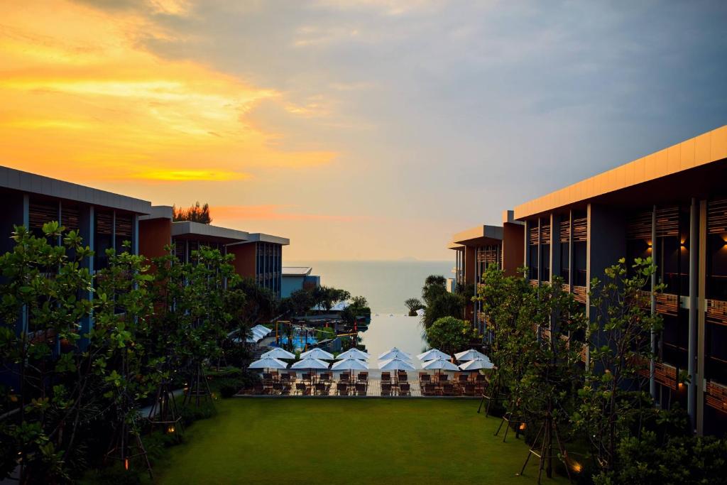 - une vue aérienne sur un complexe avec une pelouse et des bâtiments dans l'établissement Renaissance Pattaya Resort & Spa, à Na Jomtien