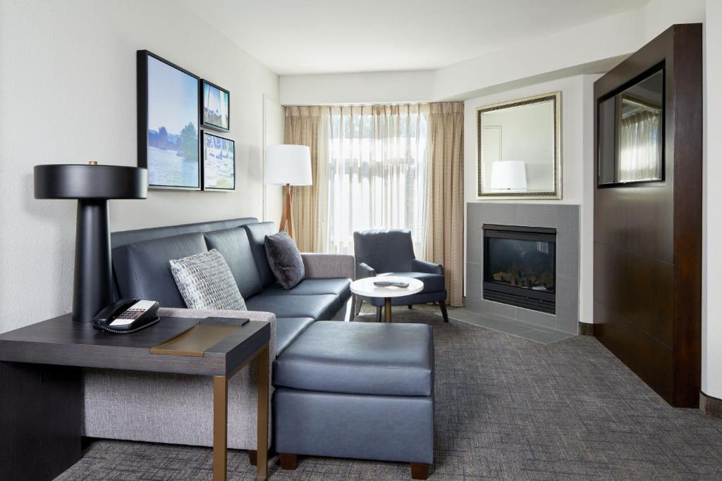 A suite with a fireplace at the Residence Inn Los Angeles Westlake Village.