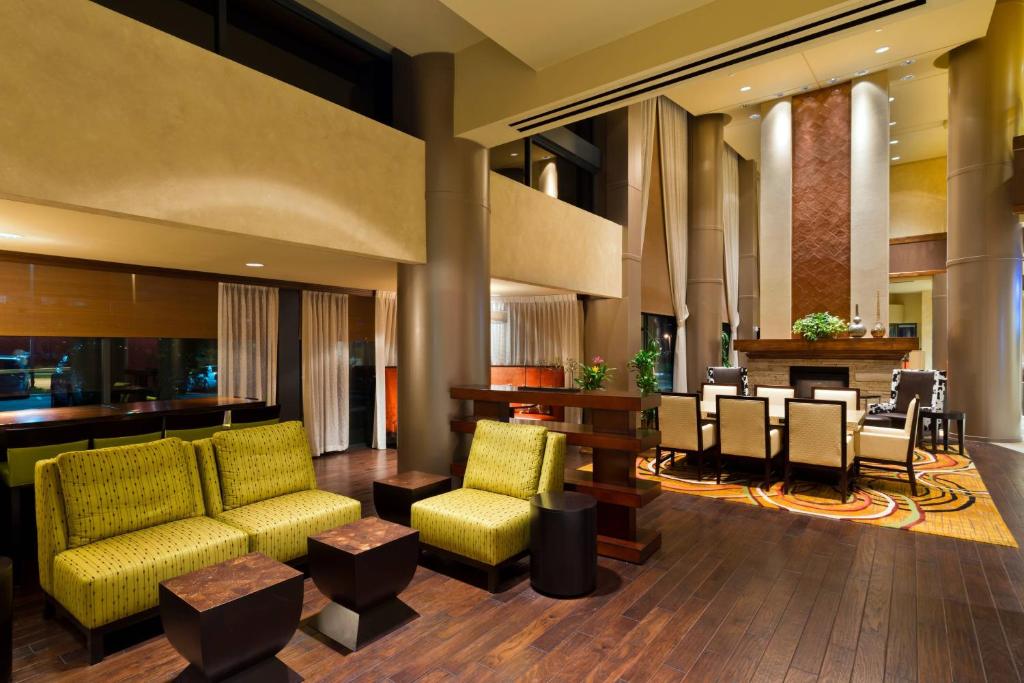 un hall avec des chaises et un bar dans un hôtel dans l'établissement Denver Marriott South at Park Meadows, à Lone Tree