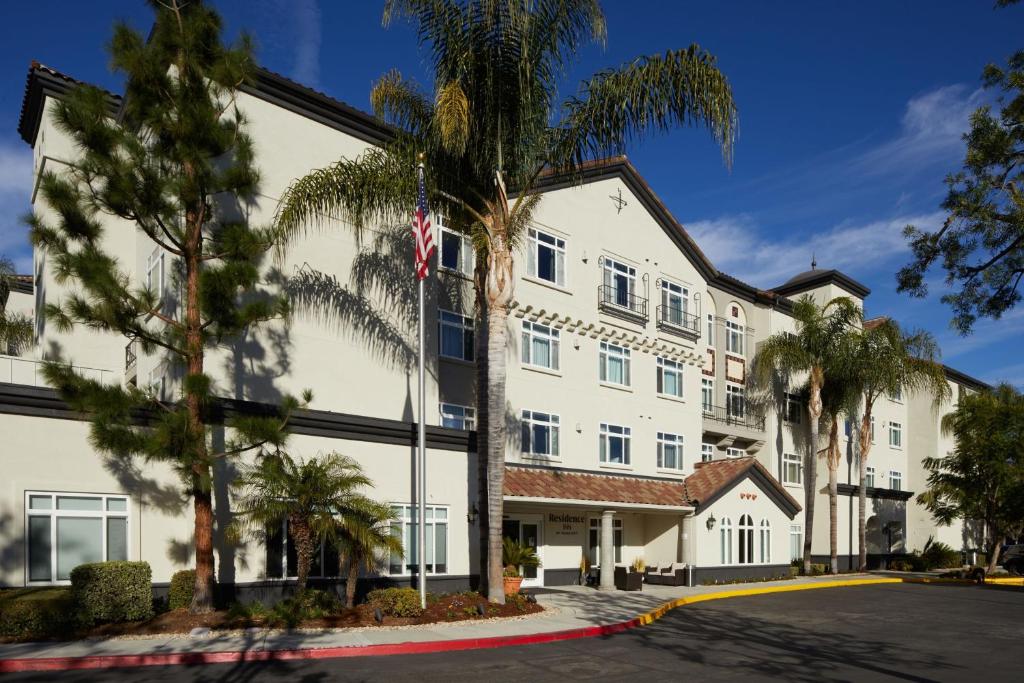 un grand bâtiment blanc avec des palmiers devant lui dans l'établissement Residence Inn Los Angeles Westlake Village, à Westlake Village