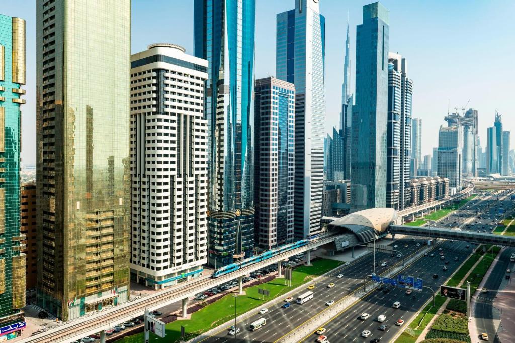 uma cidade com muitos arranha-céus altos e tráfego em Four Points by Sheraton Sheikh Zayed Road no Dubai