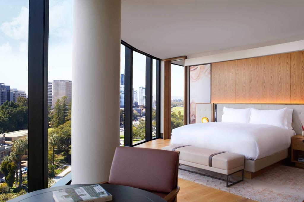 Postel nebo postele na pokoji v ubytování The Ritz-Carlton, Perth