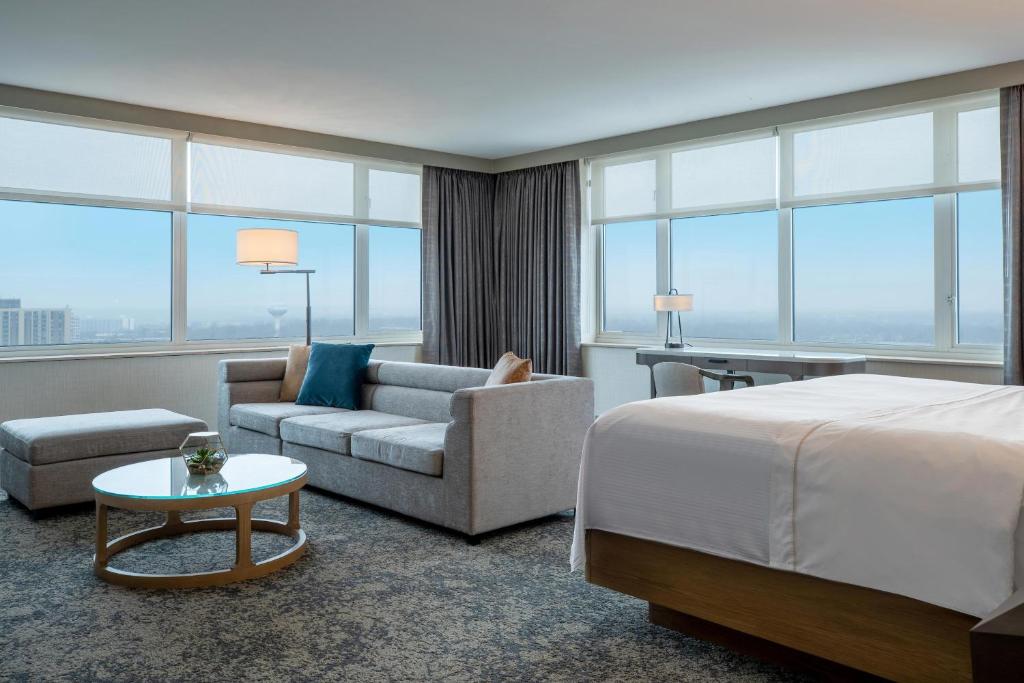The Westin Chicago Lombard - Deluxe Junior Suite - Club Level