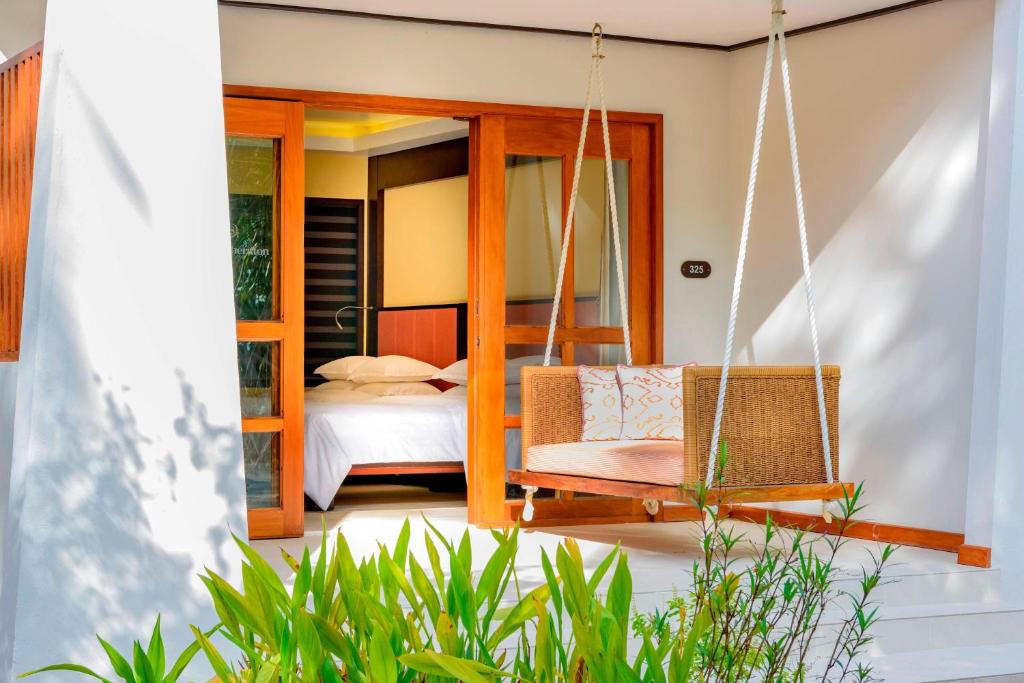 Sheraton Maldives Full Moon Resort & Spa - 11