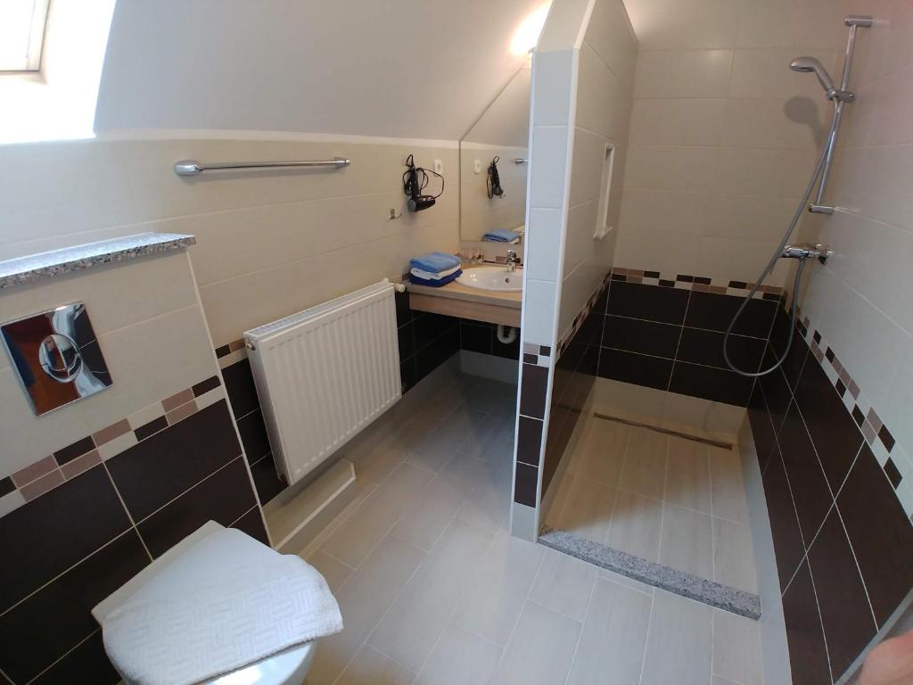 Kúpeľňa v ubytovaní Zöld sziget Apartmanház