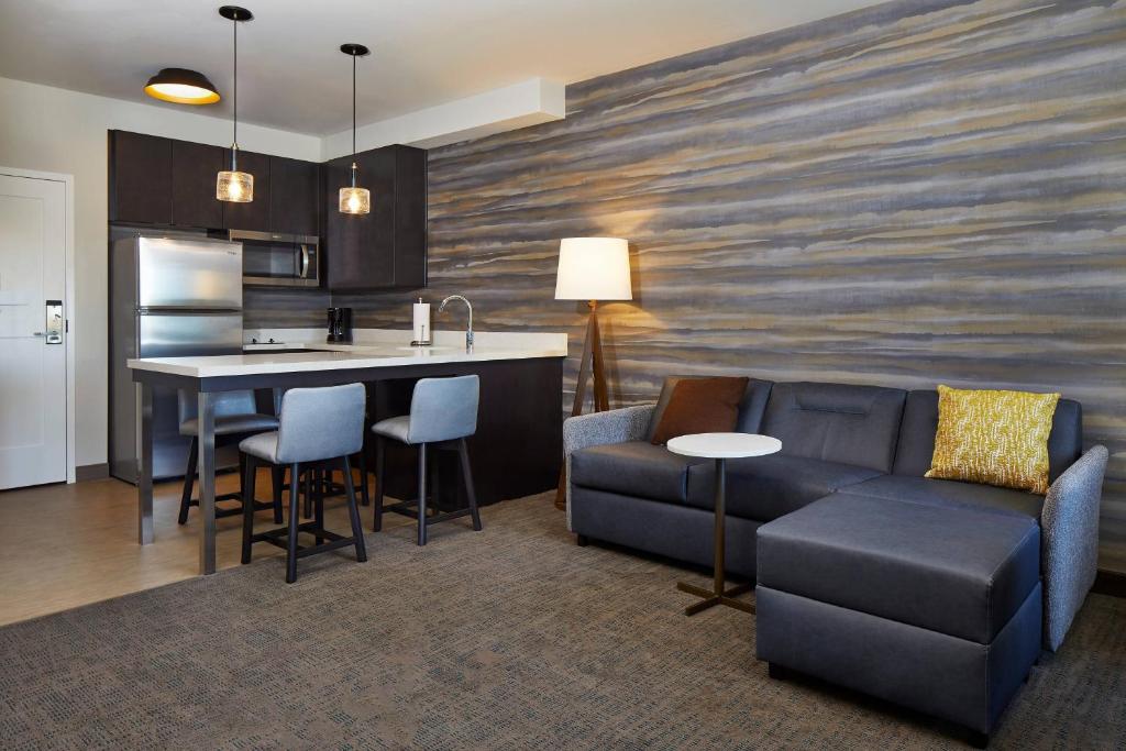 sala de estar con sofá y cocina en Residence Inn by Marriott Cleveland University Circle/Medical Center, en Cleveland