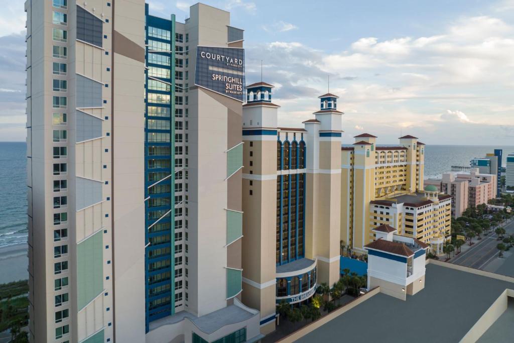 eine Luftansicht einer Stadt mit hohen Gebäuden in der Unterkunft Courtyard by Marriott Myrtle Beach Oceanfront in Myrtle Beach