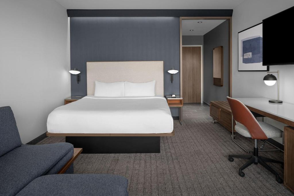Ein Bett oder Betten in einem Zimmer der Unterkunft Courtyard by Marriott Myrtle Beach Oceanfront