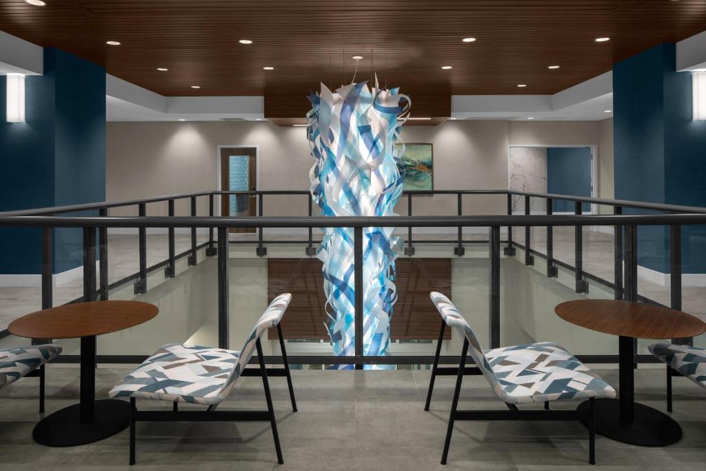 eine Lobby mit Stühlen und einer großen Skulptur in der Unterkunft Courtyard by Marriott Myrtle Beach Oceanfront in Myrtle Beach