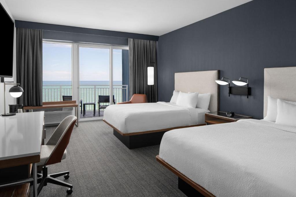 Ein Bett oder Betten in einem Zimmer der Unterkunft Courtyard by Marriott Myrtle Beach Oceanfront