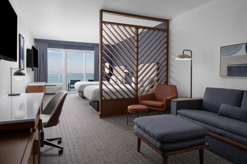 TV i/ili multimedijalni sistem u objektu Courtyard by Marriott Myrtle Beach Oceanfront