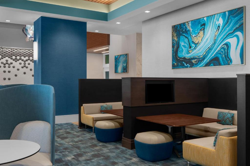 Ein Sitzbereich in der Unterkunft Courtyard by Marriott Myrtle Beach Oceanfront