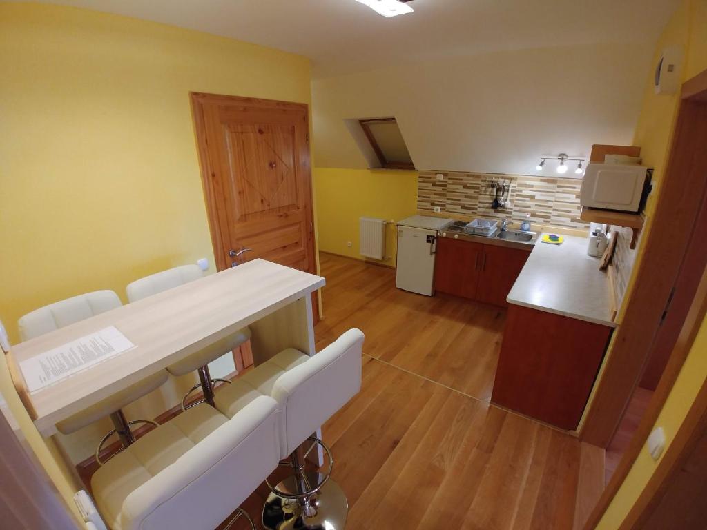 Kuchyňa alebo kuchynka v ubytovaní Zöld sziget Apartmanház