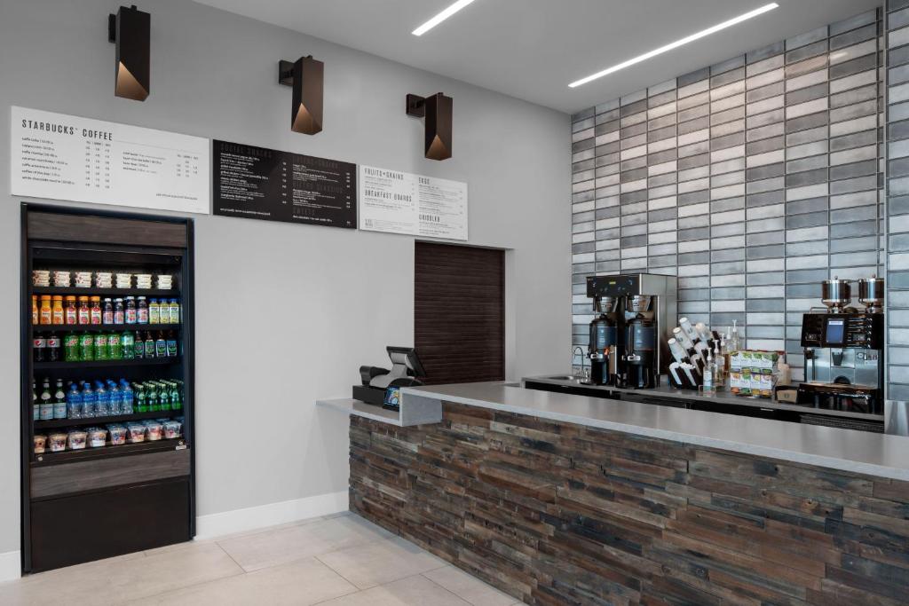 Salon ili bar u objektu Courtyard by Marriott Myrtle Beach Oceanfront
