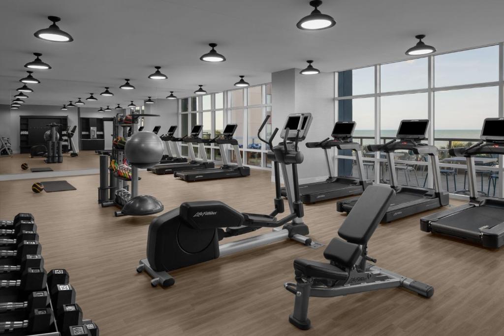 Das Fitnesscenter und&#47;oder die Fitnesseinrichtungen in der Unterkunft Courtyard by Marriott Myrtle Beach Oceanfront