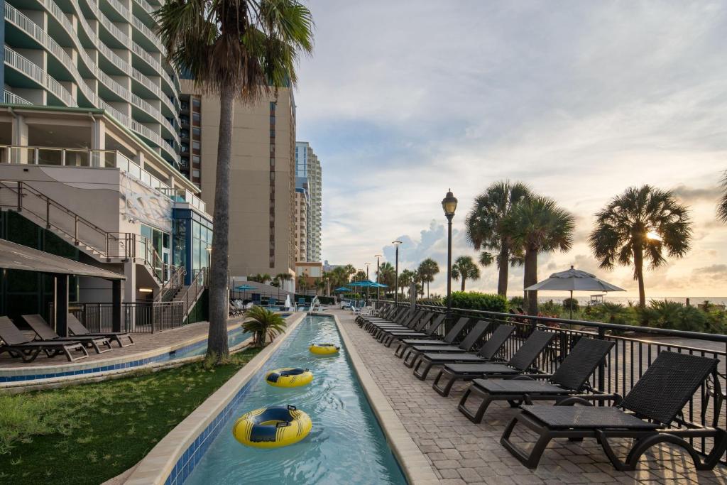 Der Swimmingpool an oder in der Nähe von Courtyard by Marriott Myrtle Beach Oceanfront