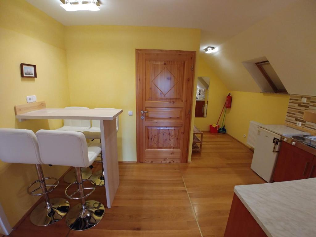 Kuchyňa alebo kuchynka v ubytovaní Zöld sziget Apartmanház