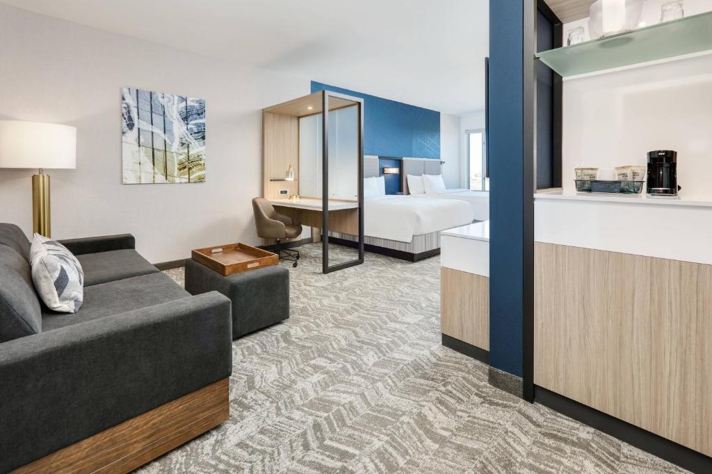 um quarto de hotel com um sofá e uma cama em SpringHill Suites by Marriott Dallas Mansfield em Mansfield