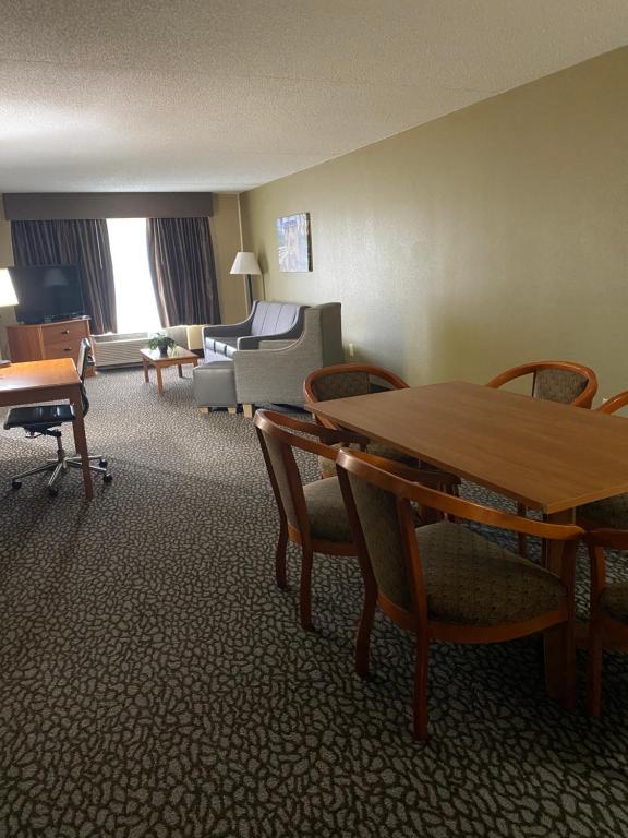 Wingate by Wyndham Little Rock photo