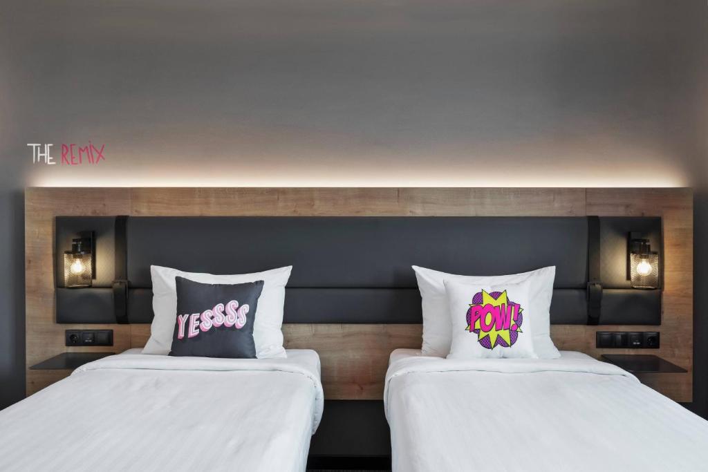 Postel nebo postele na pokoji v ubytování Moxy Bucharest Old Town