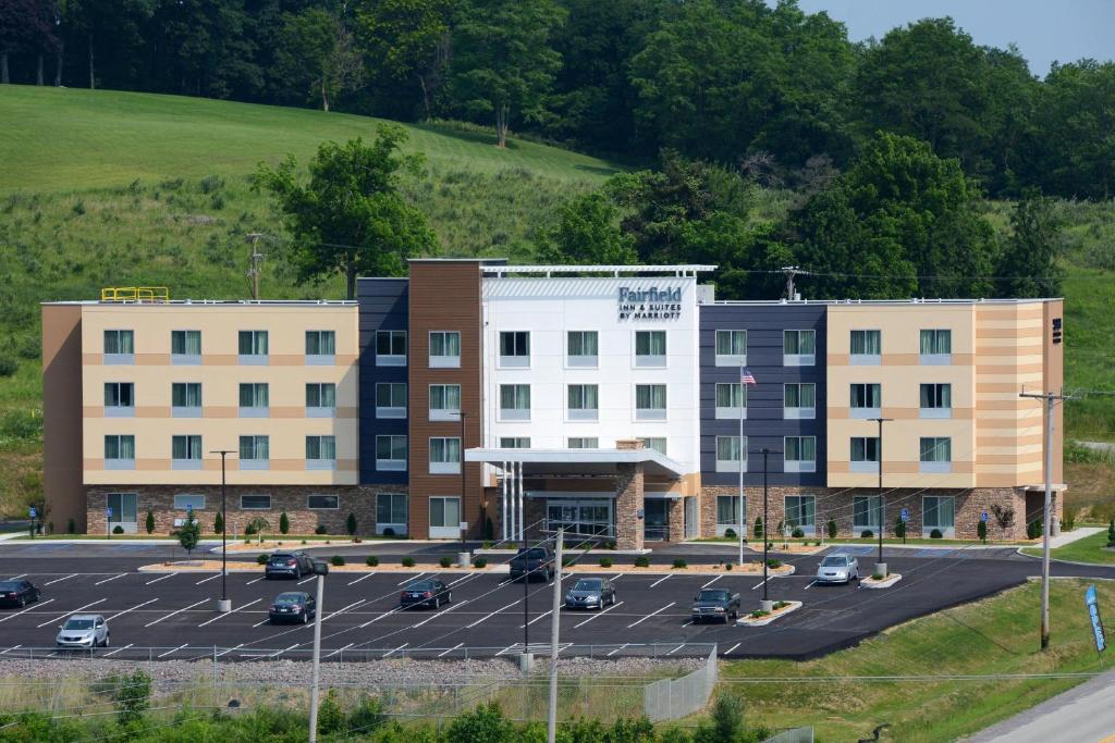 une vue aérienne sur un hôtel avec un parking dans l'établissement Fairfield Inn & Suites By Marriott Somerset, à Somerset