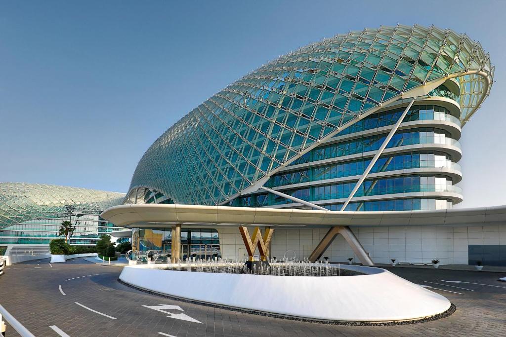 ein Gebäude mit einem Brunnen davor in der Unterkunft W Abu Dhabi - Yas Island in Abu Dhabi
