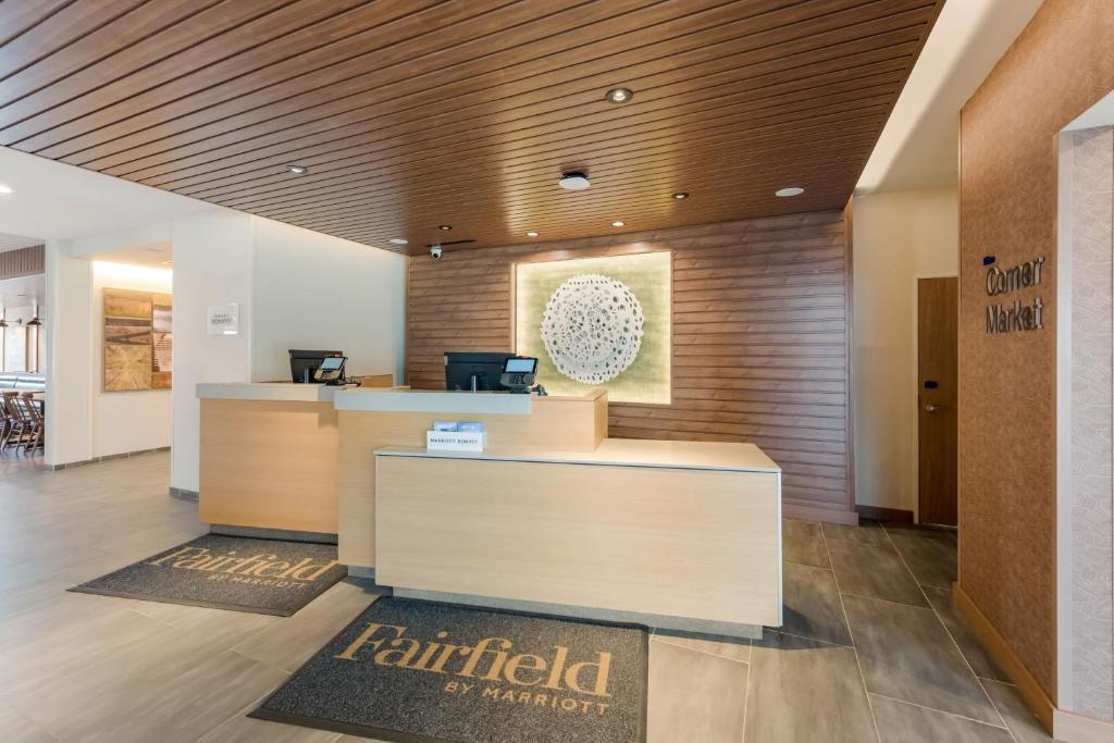 una oficina con recepción en un edificio en Fairfield by Marriott Inn & Suites Columbus Canal Winchester, en Canal Winchester
