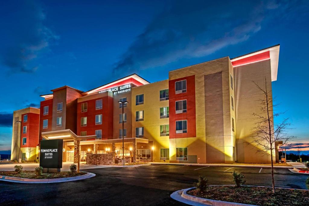 une séance d'hôtel la nuit dans l'établissement TownePlace Suites by Marriott Hot Springs, à Hot Springs