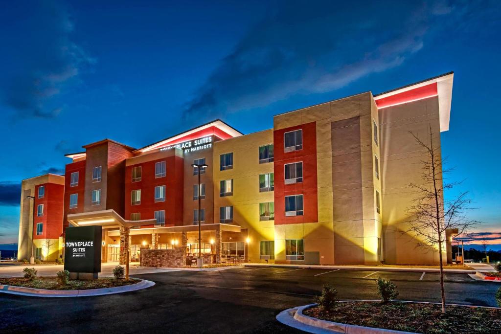 una representación de un hotel por la noche en TownePlace Suites by Marriott Hot Springs en Hot Springs