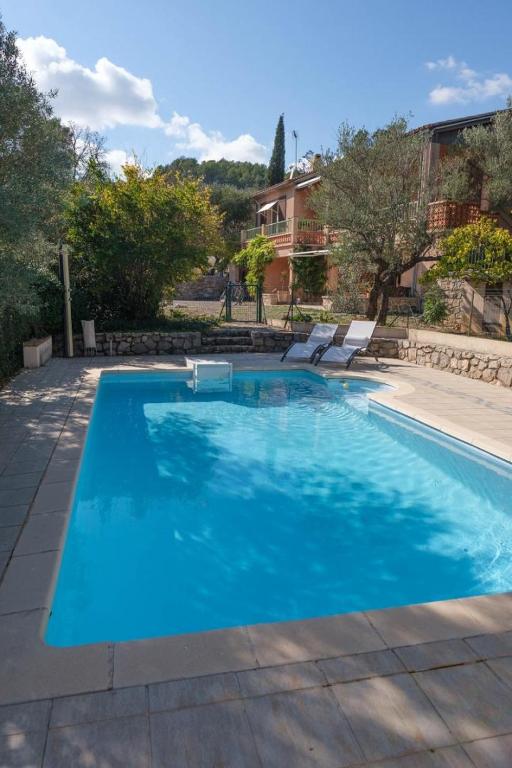une grande piscine bleue dans une cour dans l'établissement Mas de guili, au Thoronet