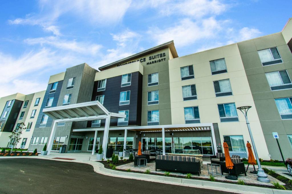 un gran edificio con una tienda en una calle en TownePlace Suites by Marriott Evansville Newburgh en Newburgh