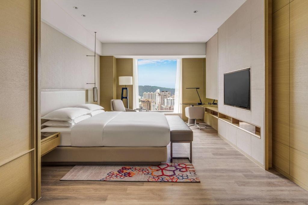 Postel nebo postele na pokoji v ubytování Kaohsiung Marriott Hotel